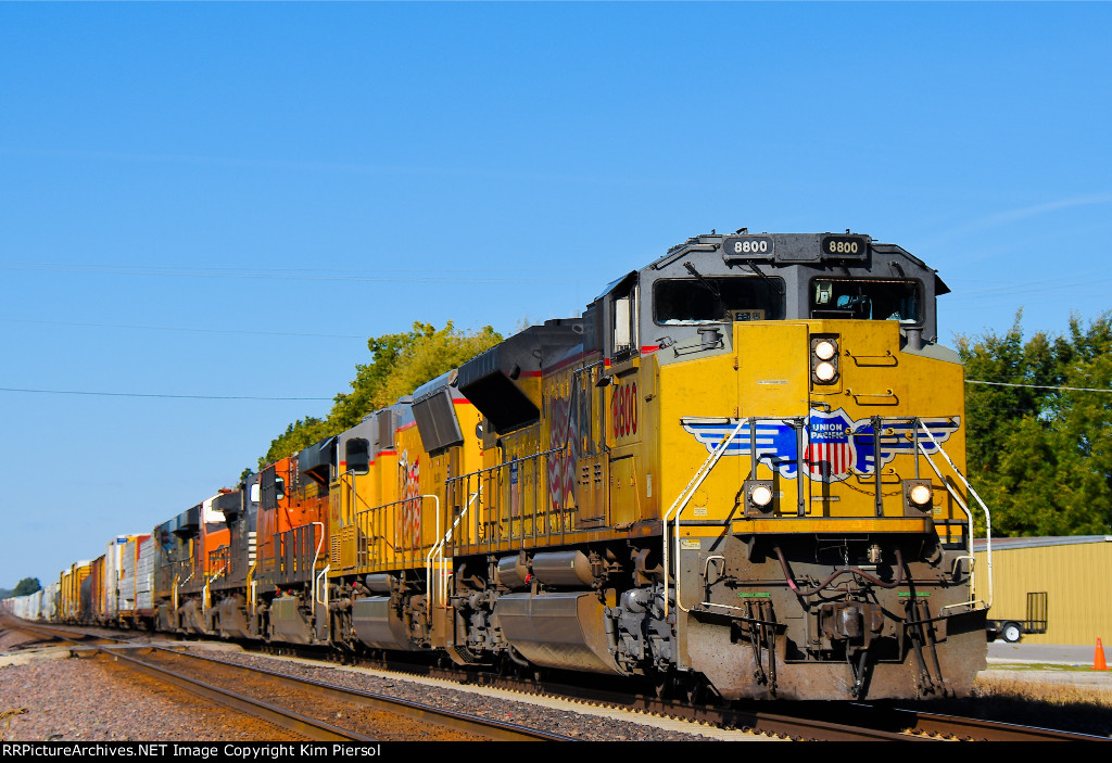 UP 8800 UP-BNSF-NS-CSX Lash-Up